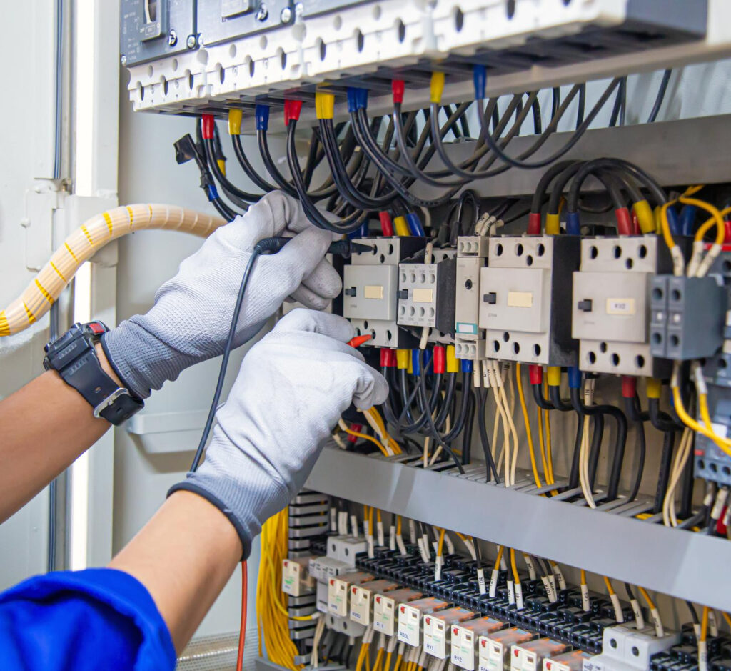 Elektriker beim verkabeln. Installation im Haus von Elektriker. Beleuchtung, Steckdosen und mehr für die Elektroinstalltion.