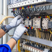 Elektriker beim verkabeln. Installation im Haus von Elektriker. Beleuchtung, Steckdosen und mehr für die Elektroinstalltion.