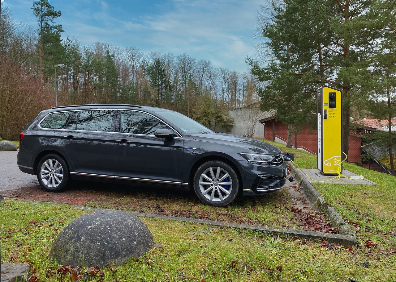 Ein Elektroauto lädt an einer Ladestation auf dem Firmenparkplatz – eine praktische Lösung für Mitarbeiter und Kunden