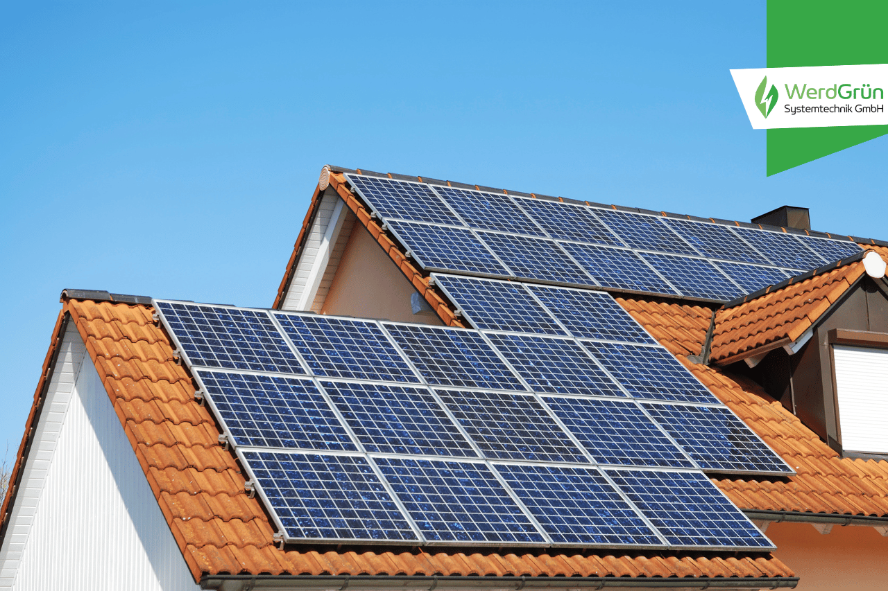 Dach mit installierten Photovoltaikanlagen unter klarem Himmel, ideal für nachhaltige Energiegewinnung und Speicherlösungen.