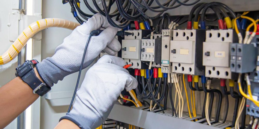 Elektriker beim verkabeln. Installation im Haus von Elektriker. Beleuchtung, Steckdosen und mehr für die Elektroinstalltion.