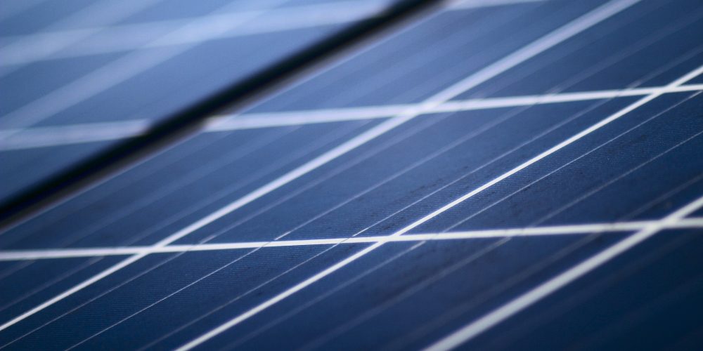 Nahaufnahme einer Photovoltaik - anlage, ideal zur Kombination mit einer Wärmepumpe für nachhaltige Energiegewinnung im Eigenheim.