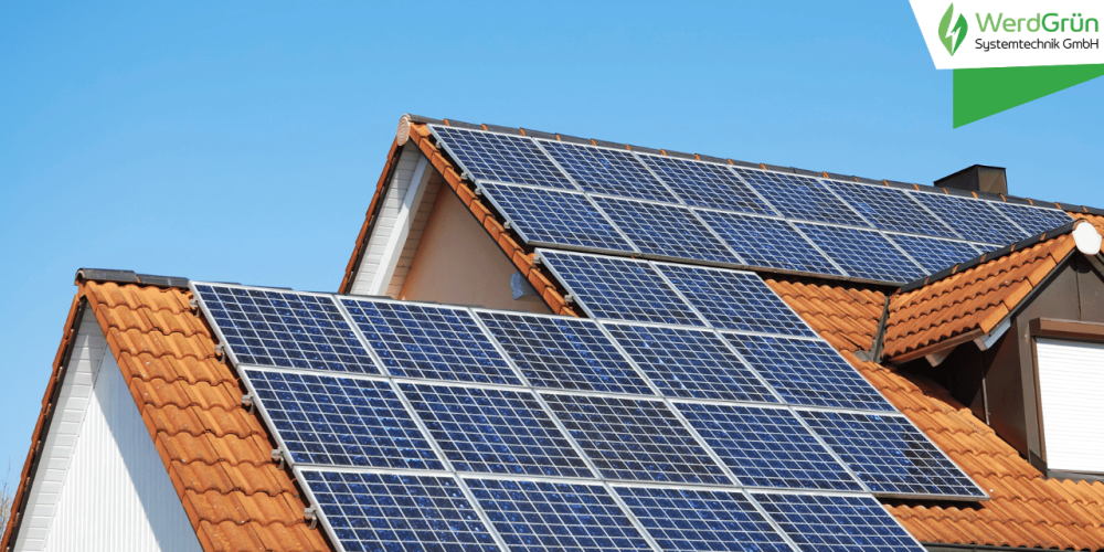 Dach mit installierten Photovoltaikanlagen unter klarem Himmel, ideal für nachhaltige Energiegewinnung und Speicherlösungen.